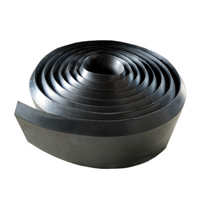 Sockelleiste aus Neopren-Gummi mit einer Härte von 70 Shore A, 300 % Reißdehnung und 2,5 ~ 6,0 MPa Zugfestigkeit