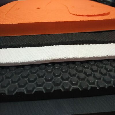 Werksgroßhandel Farbiges Die Cut EVA Slipper Sandalen geschlossene Zelle Außensohle mit weichen Schaumsohle Kautschukprodukte
