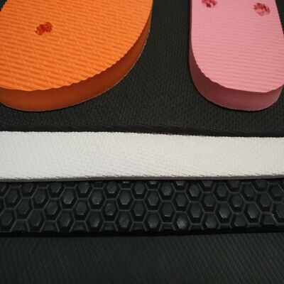 Werksgroßhandel Farbiges Die Cut EVA Slipper Sandalen geschlossene Zelle Außensohle mit weichen Schaumsohle Kautschukprodukte